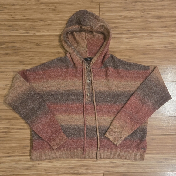 Volcum Hooded Sweater - Picture 1 of 6